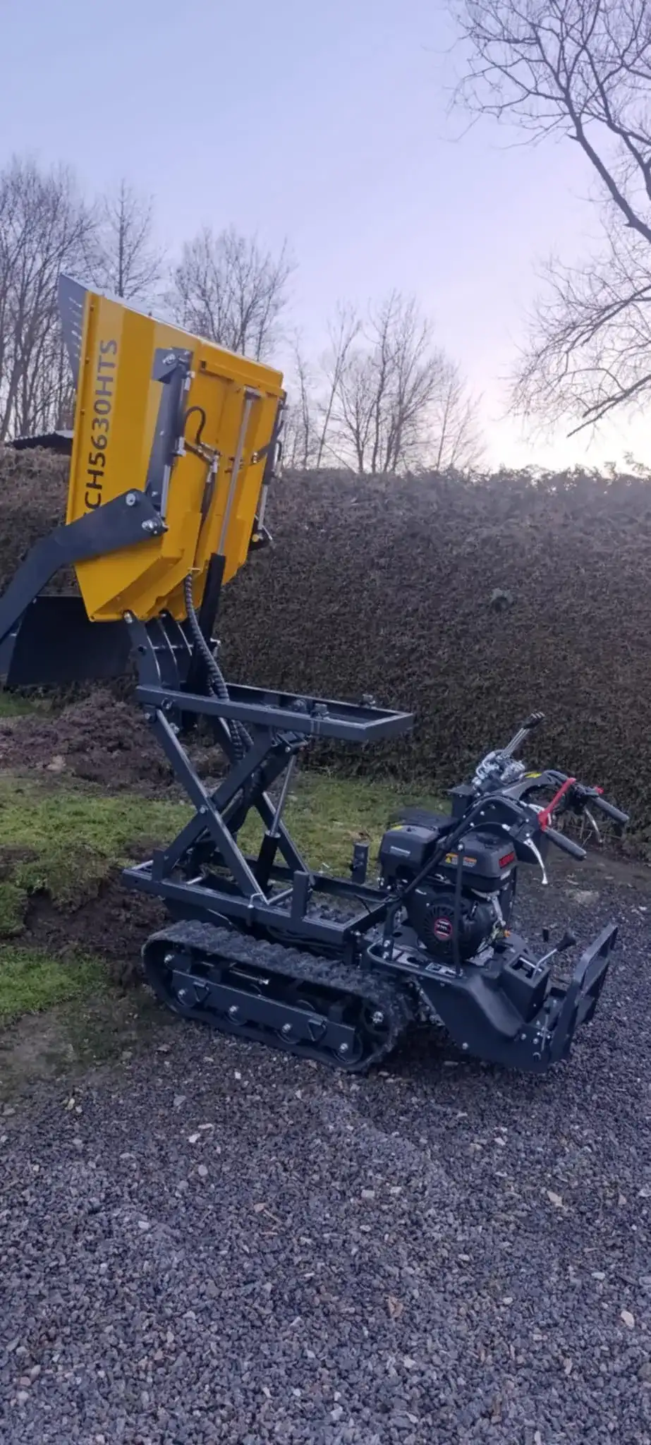 Dumper pro přepravu zeminy a suti na stavbě