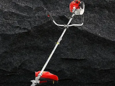 Motorový křovinořez - profesionální sekání trávy a křovin