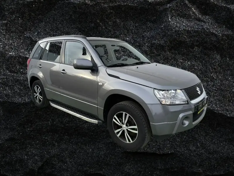 Suzuki Grand Vitara 4x4 - Automobil s pohonem všech kol pro přepravu materiálu