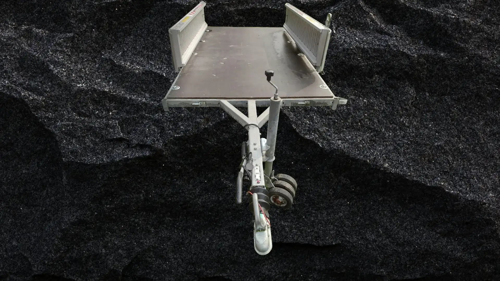 Vlek s nájezdy pro přepravu strojů a techniky