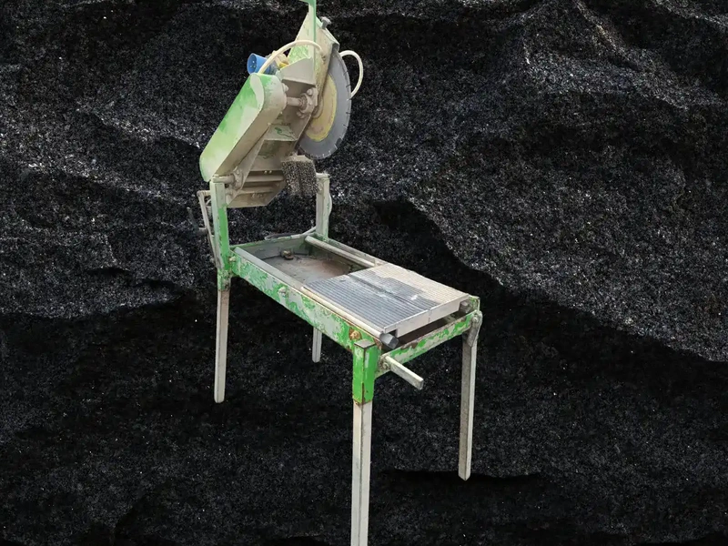 Řezačka obkladů s vodním chlazením - profesionální řezání dlažeb a betonu